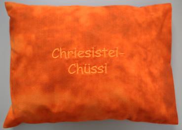 Kirschkernkissen orange mit "Chriesistei-Chüssi" gestickt