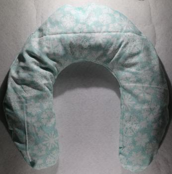 Kirschkern- Nackenkissen türkis mit Schneeflocken