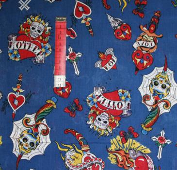 Baumwollstoff blau mit Totenkopf, Herzen...