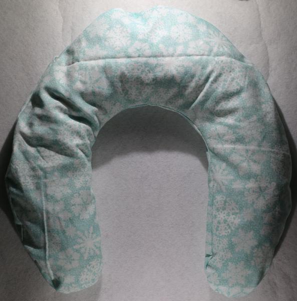 Kirschkern- Nackenkissen türkis mit Schneeflocken