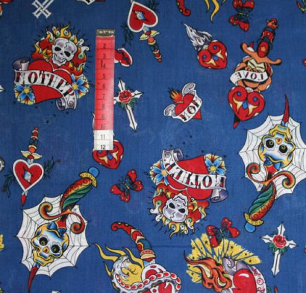 Baumwollstoff blau mit Totenkopf, Herzen...